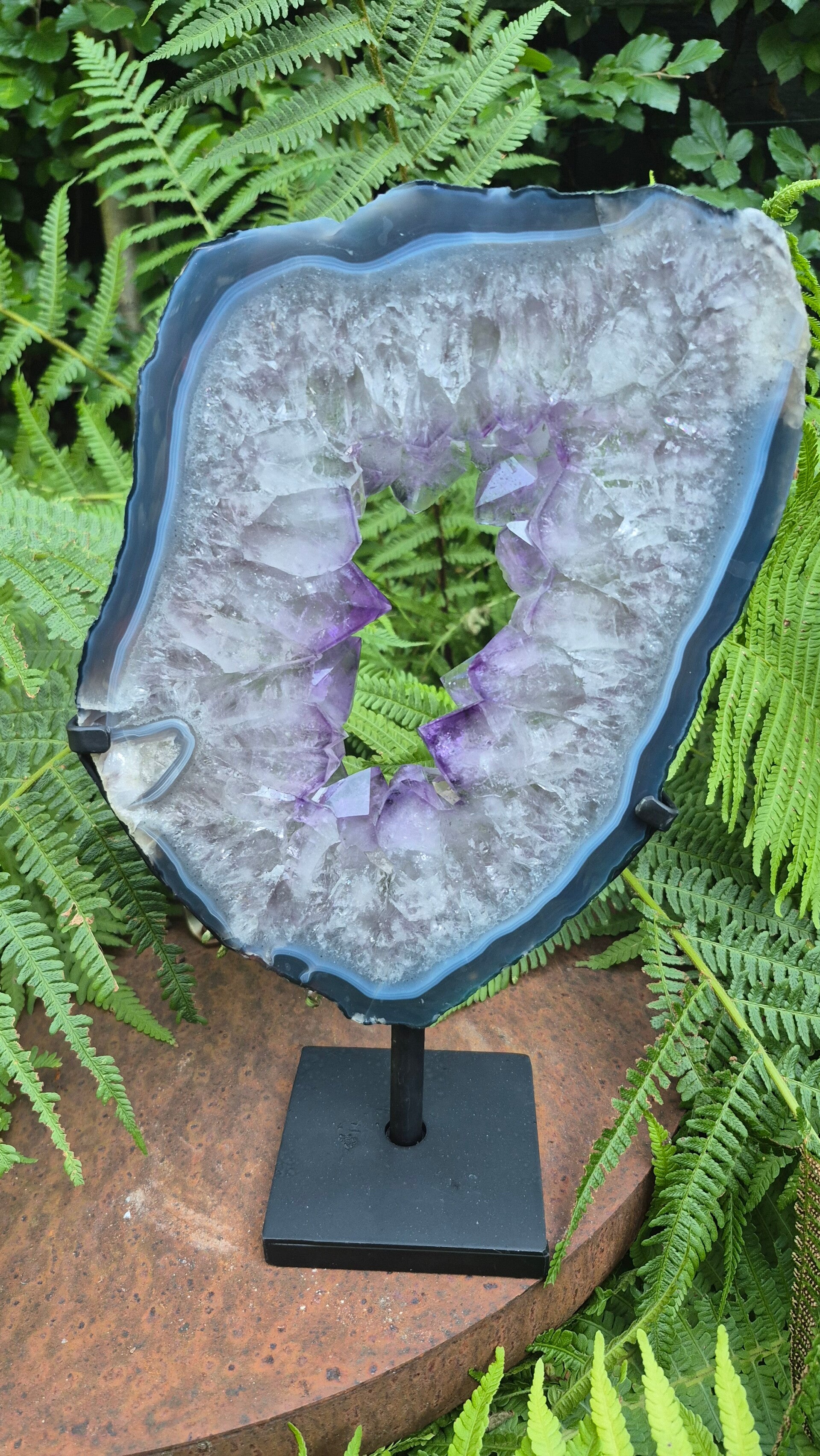 Amethist met Chalcedoon portal op zwarte roterende standaard