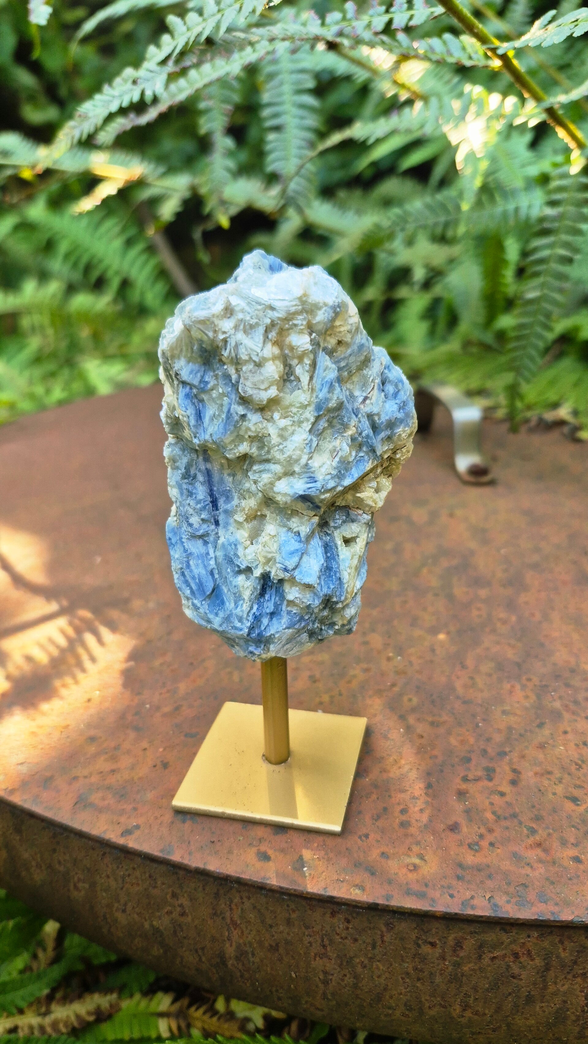 Kyaniet blauw op gouden standaard