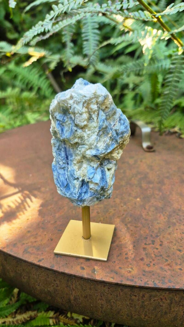 Kyaniet blauw op gouden standaard