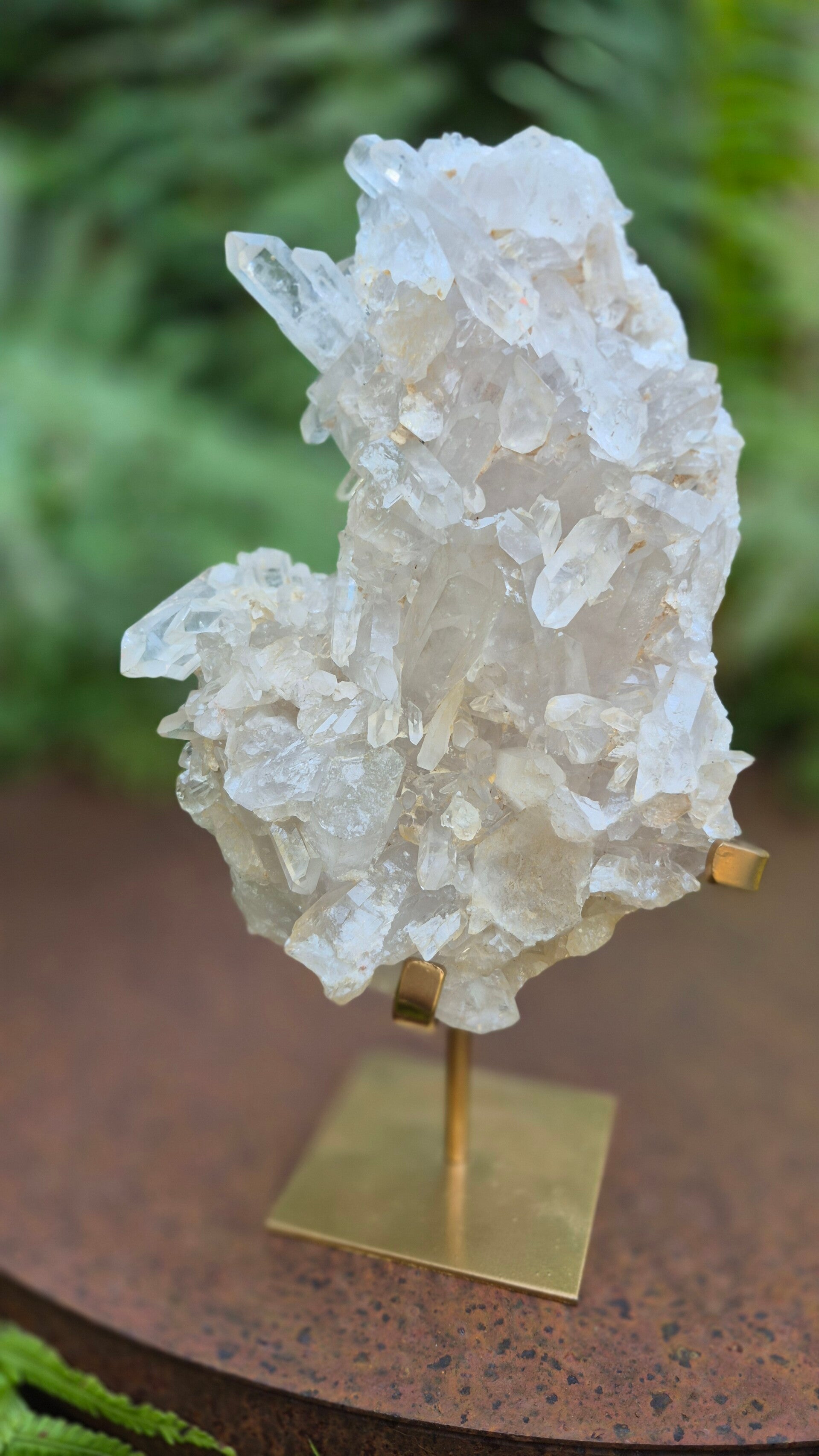 Bergkristal cluster op gouden standaard "double pointed"