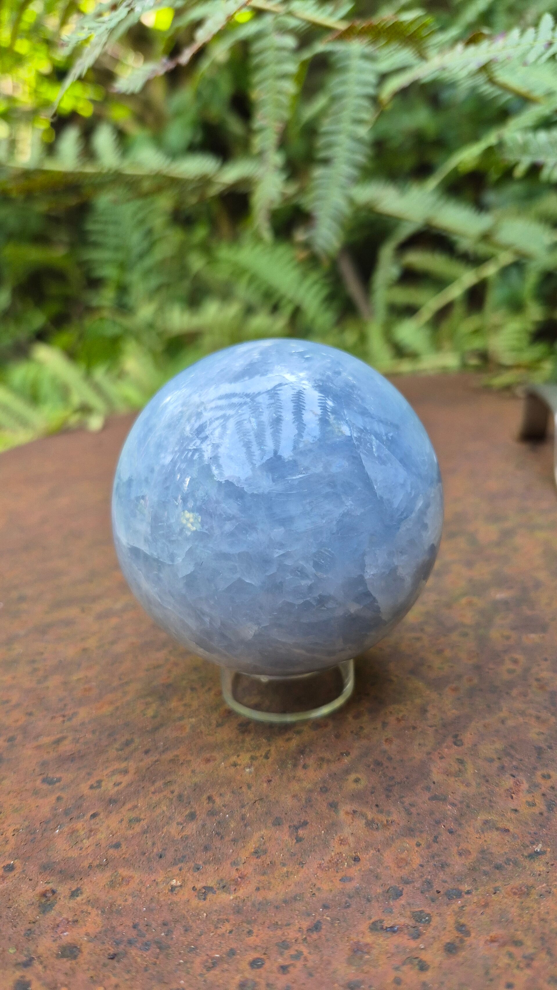 Calciet blauw bol op standaard