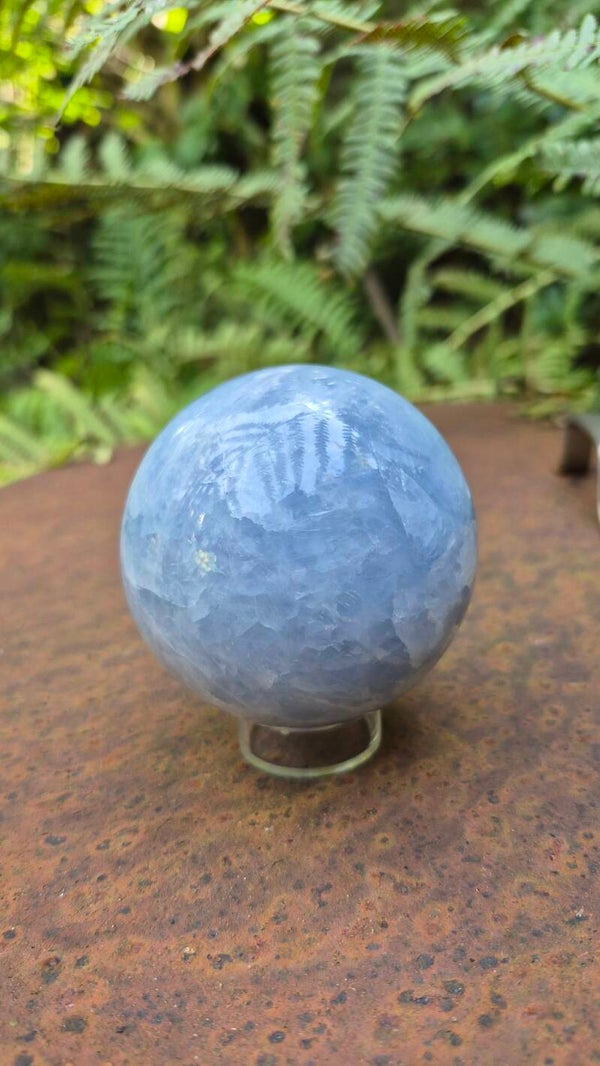 Calciet blauw bol op standaard