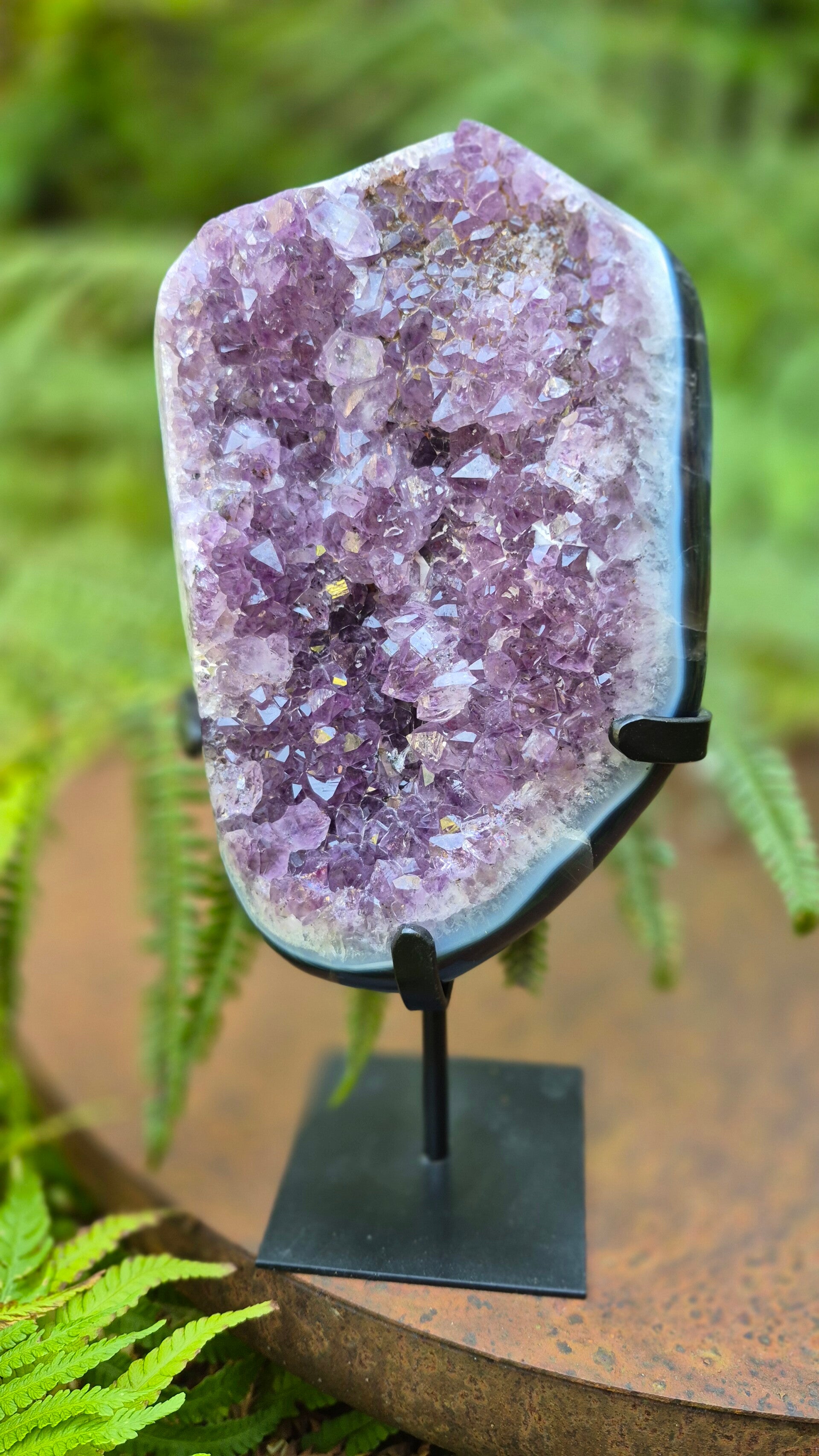 Amethist in Chalcedoon op zwarte standaard
