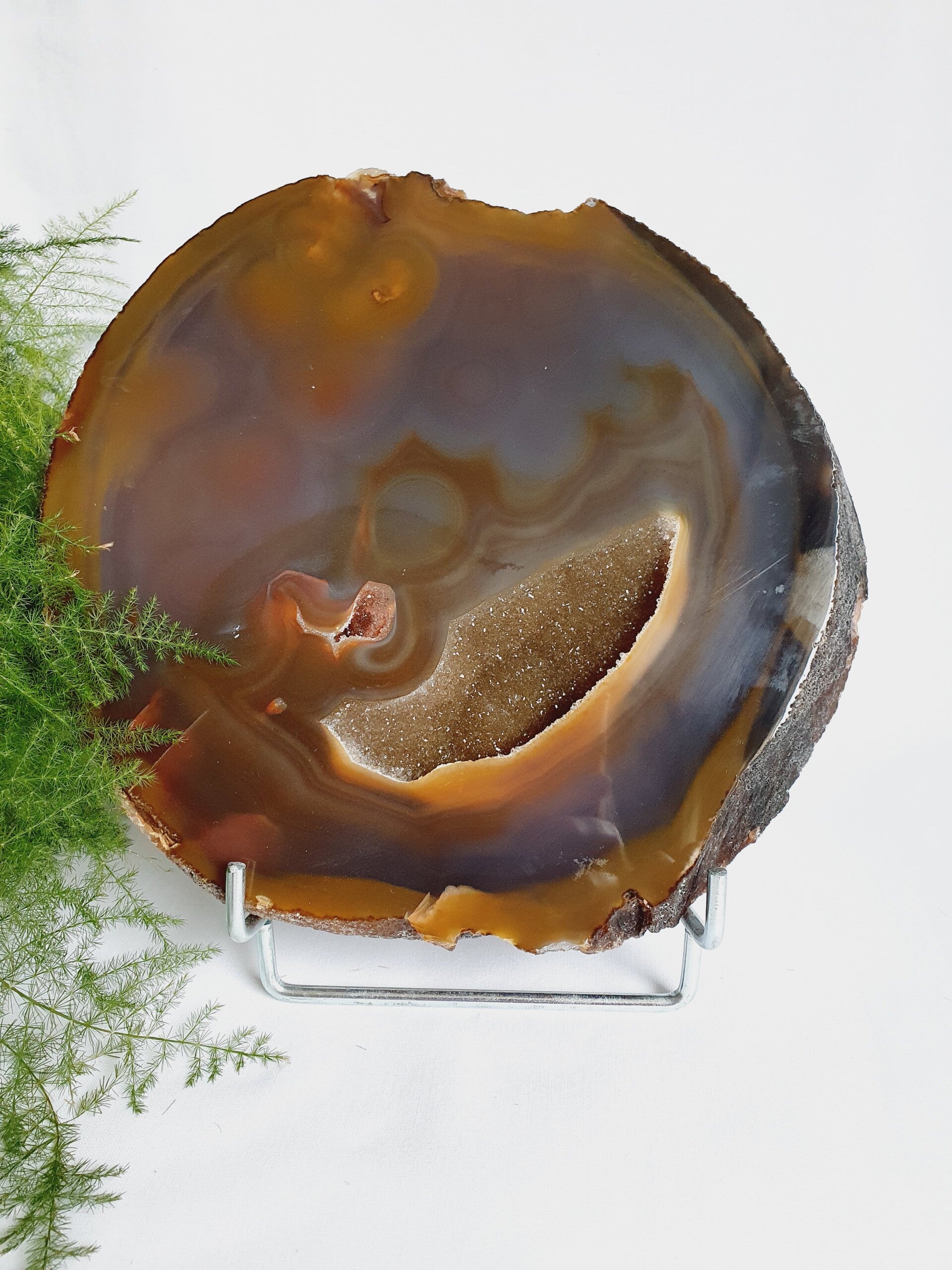 Agaatschijf bruin/paars/blauw met Bergkristal vorming