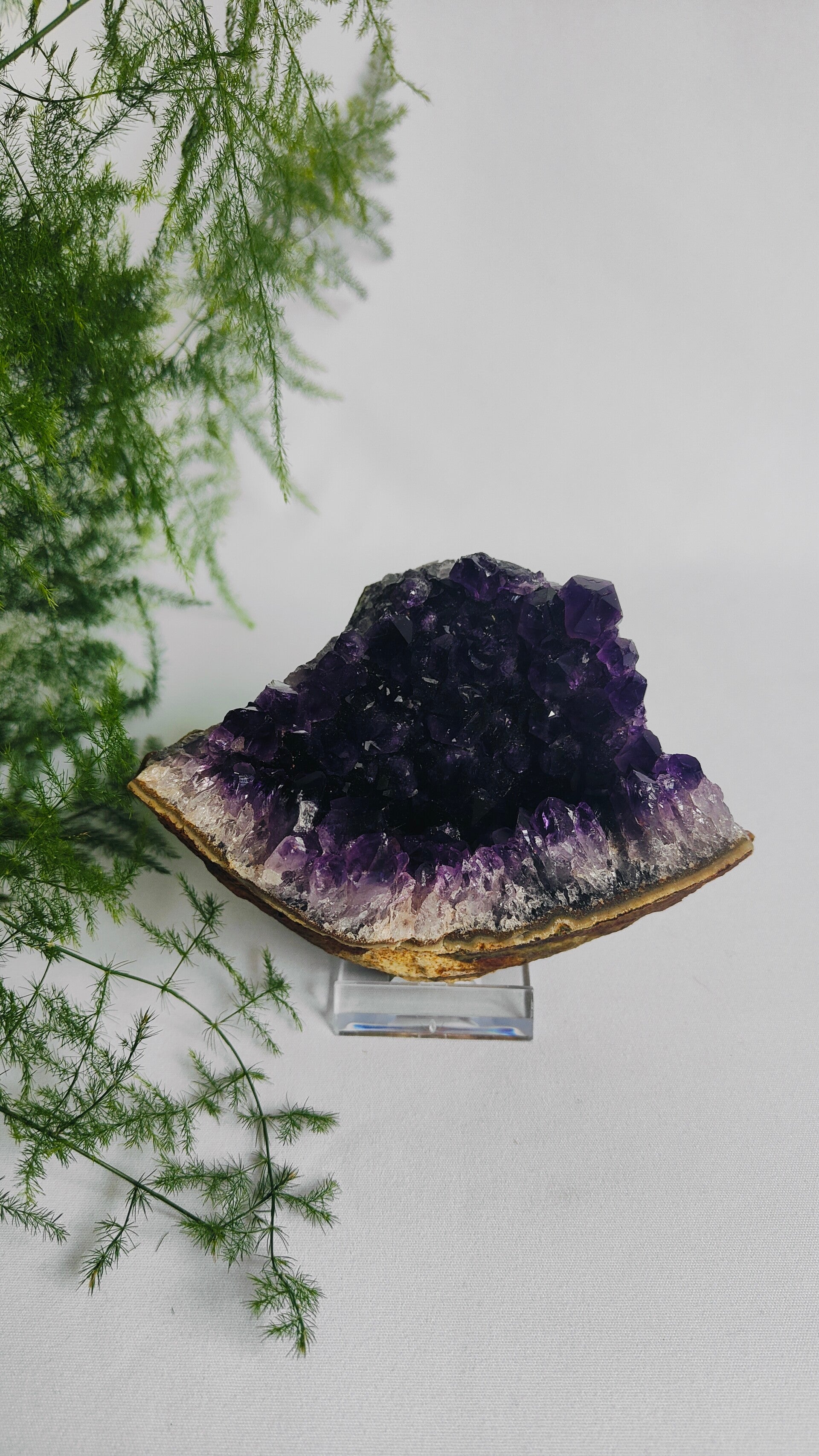 Amethist in moedergesteente bruin klein op standaard