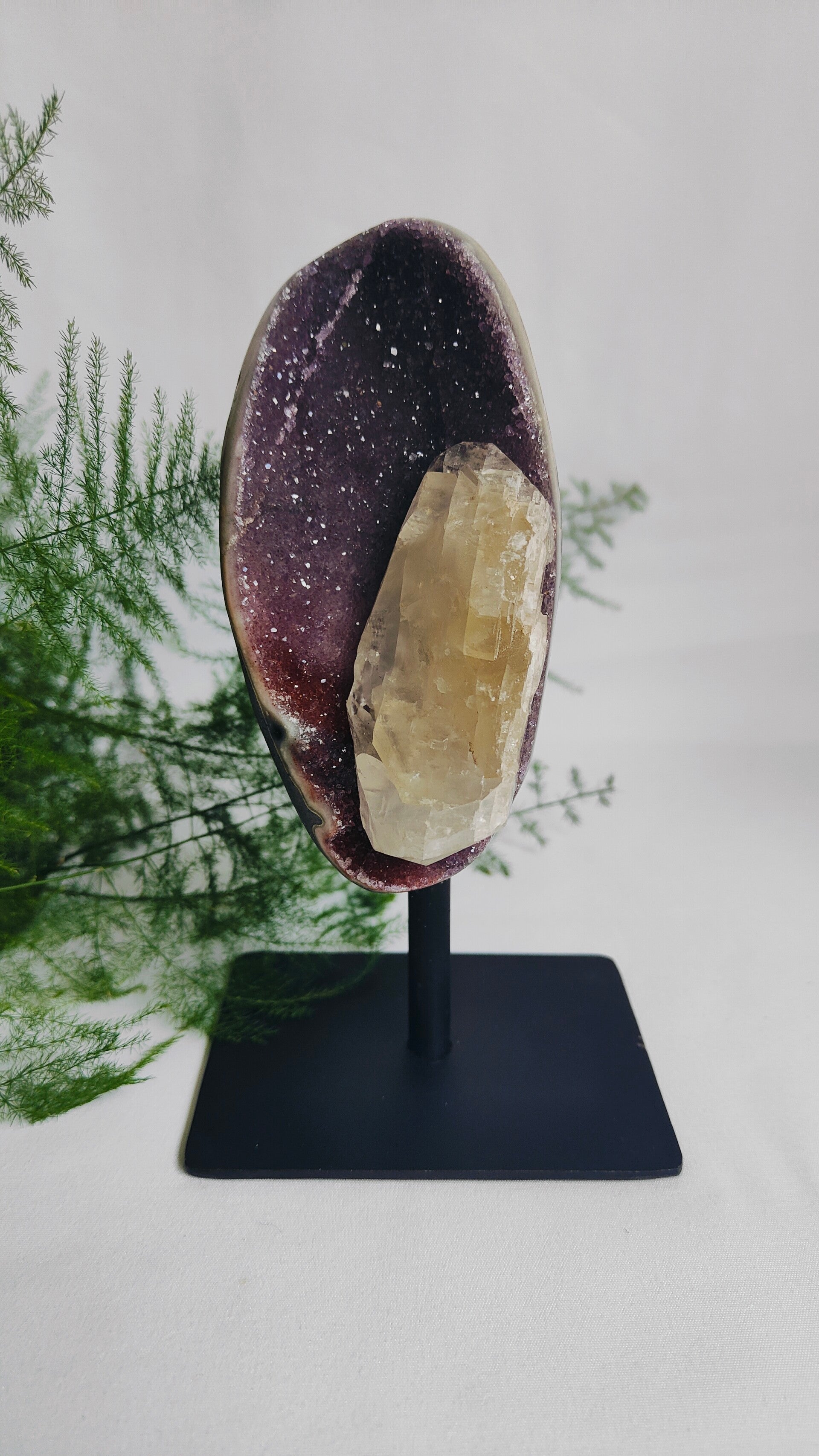 Amethist met Calciet op standaard