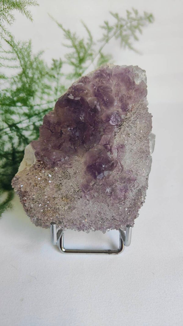 Amethist met Calciet op standaard