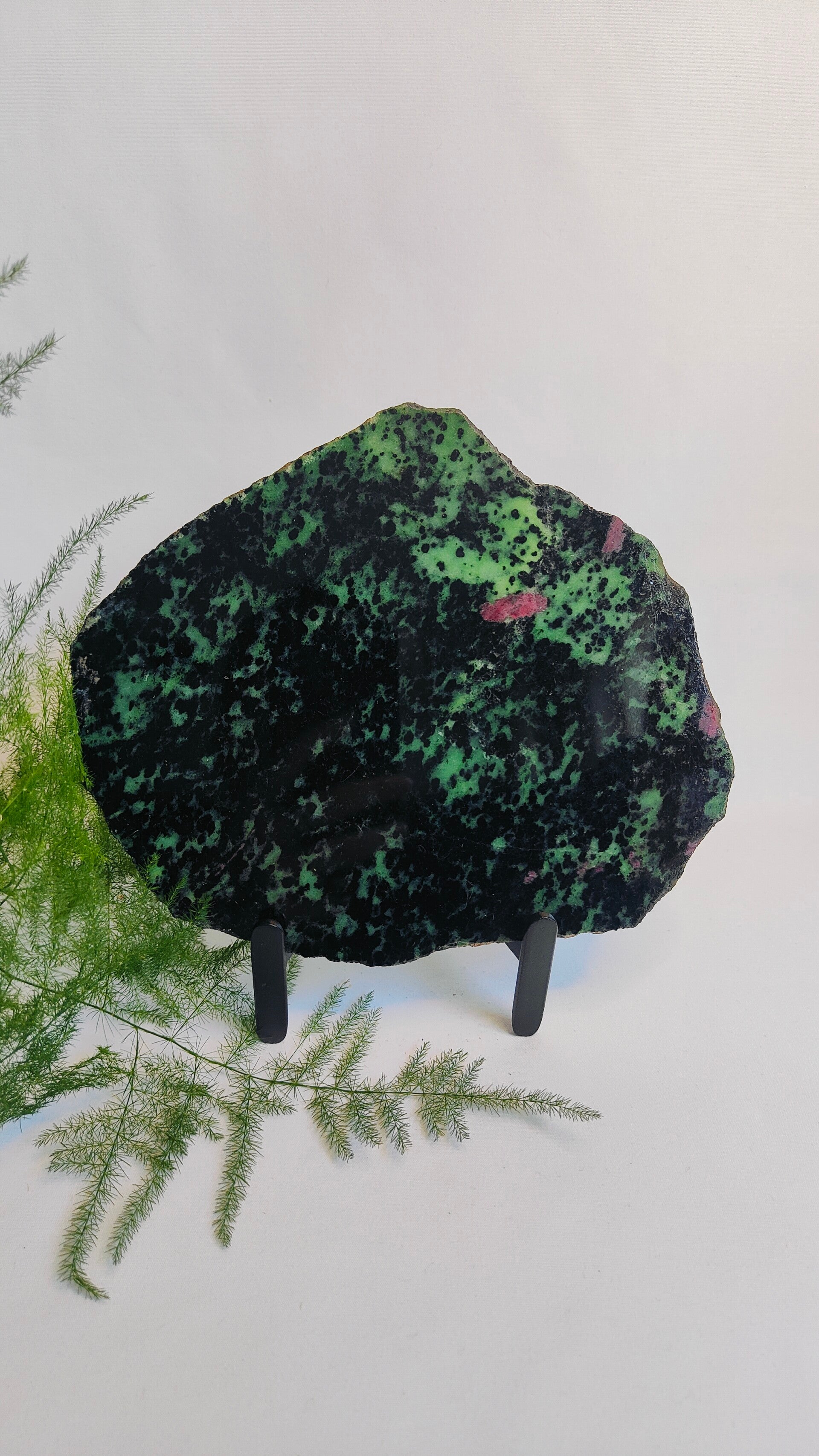 Robijn in Zoisiet op standaard