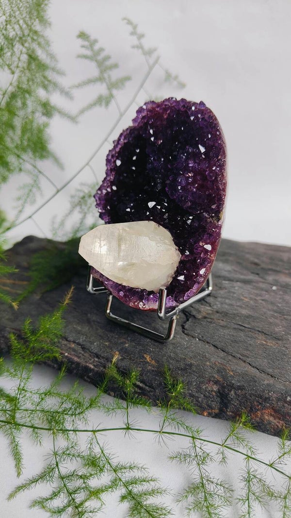 Amethist wijnrood met Calciet punt op standaard Uruguay