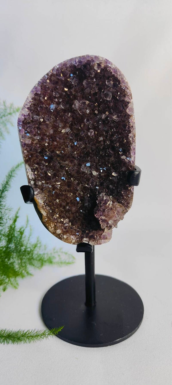 Amethist op standaard rood