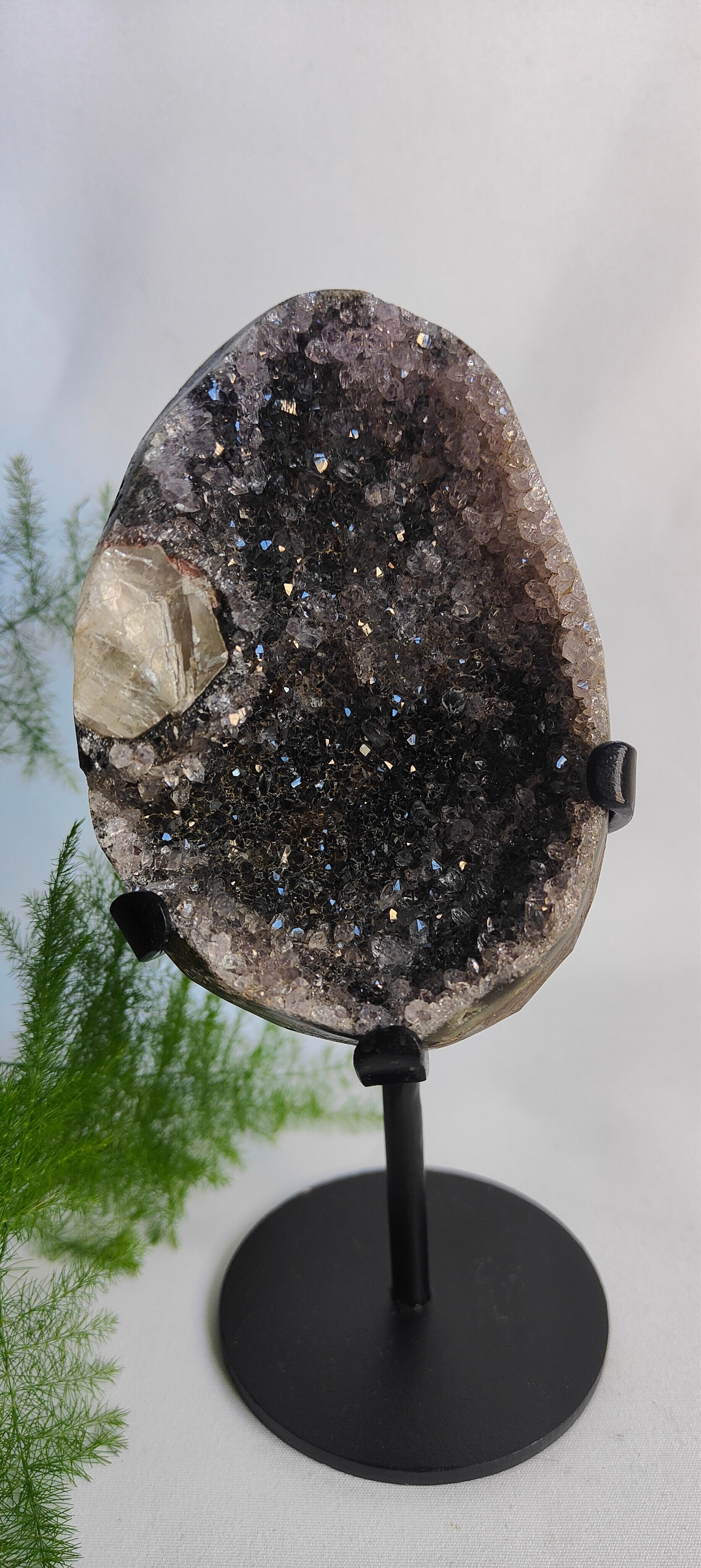 Amethist op standaard met Calciet zwart