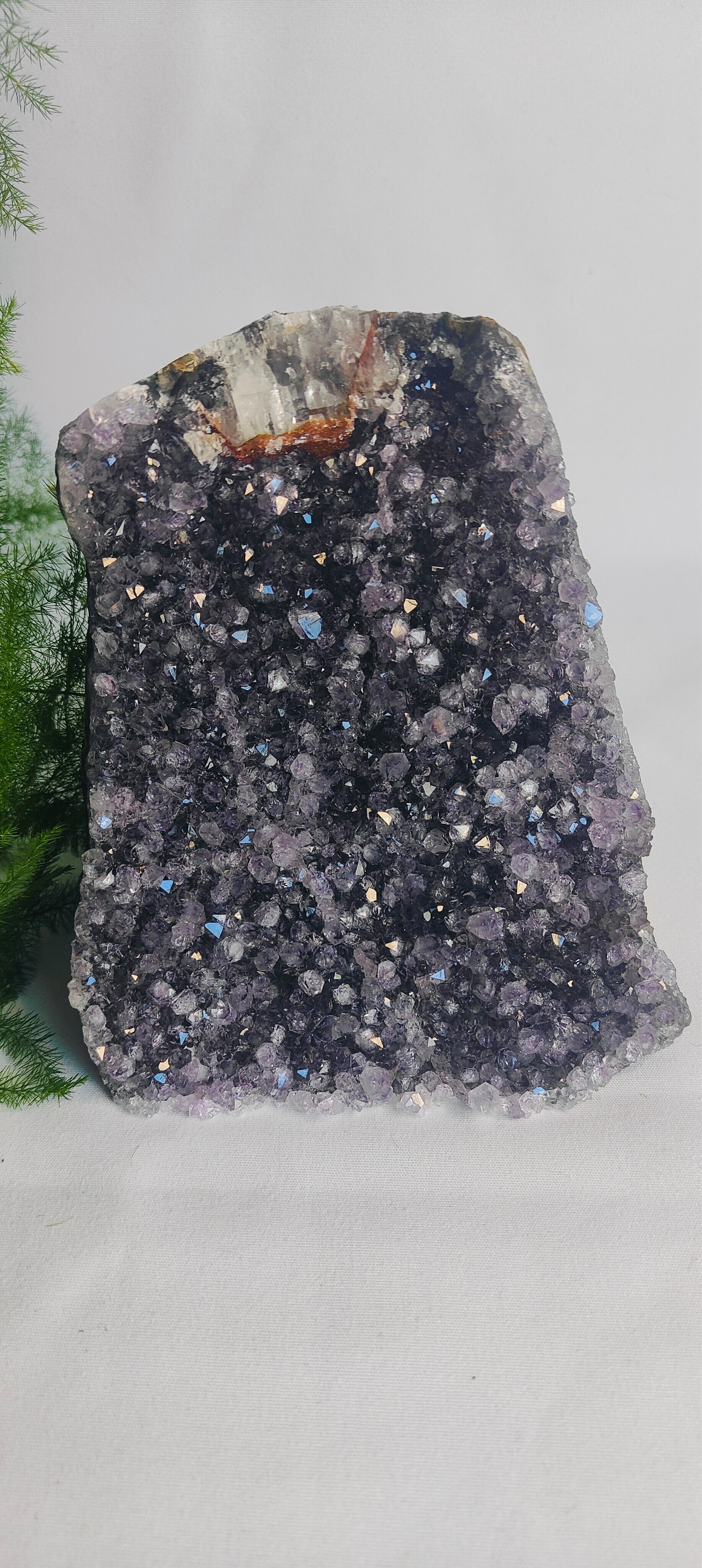 Amethist op standvlak met Red Sugar Calciet