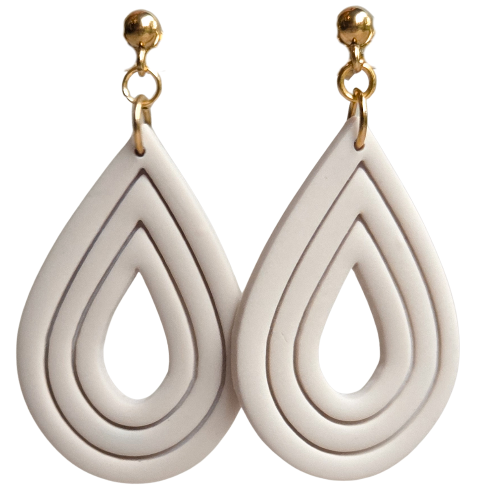 Inge - druppelvormige oorbellen beige