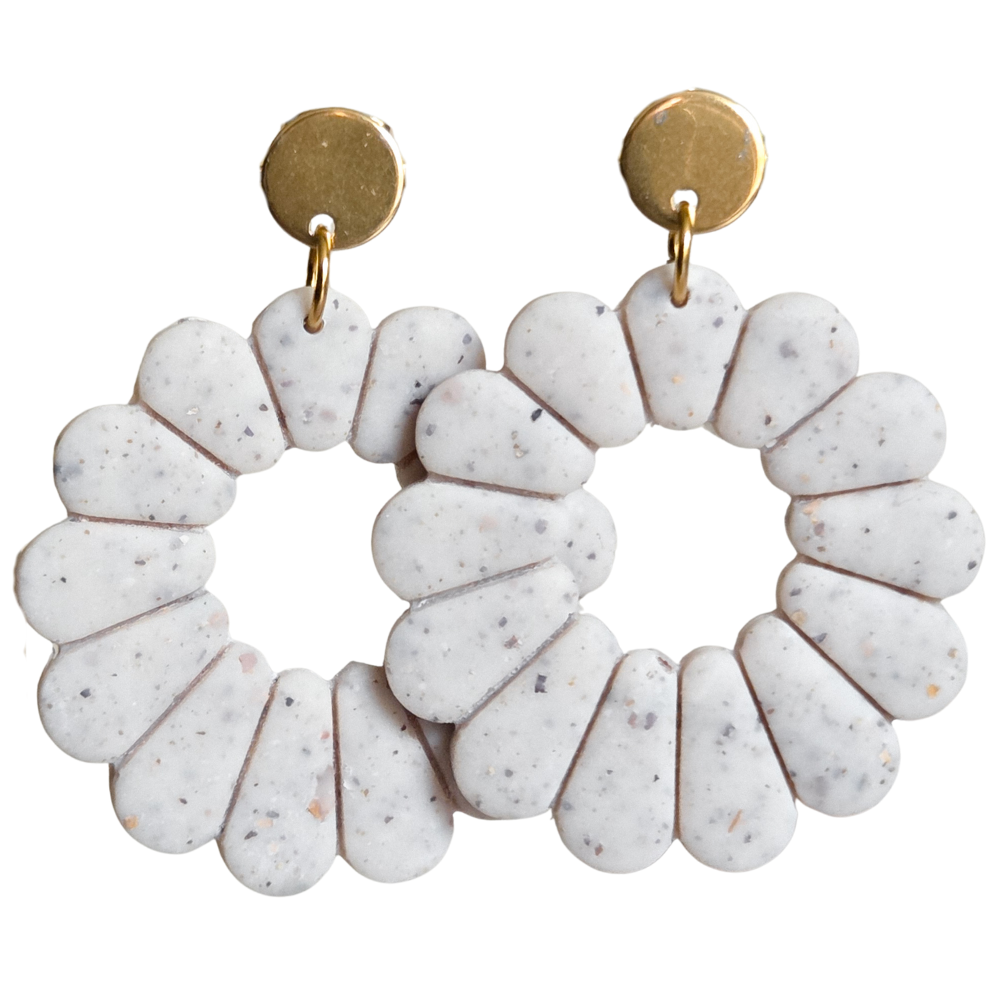 Lucie - grote bloem oorbellen spikkel