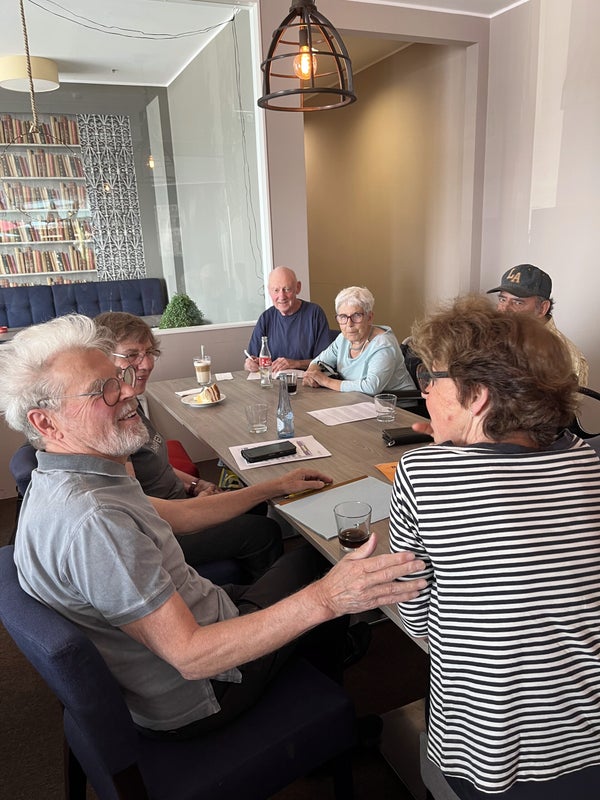 Zweiter Stammtisch im Bistro MÖBELPRESS sechs Personen unterhalten sich