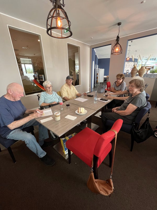 Zweiter Stammtisch im MÖBEL PREIS Sechs Personen unterhalten sich