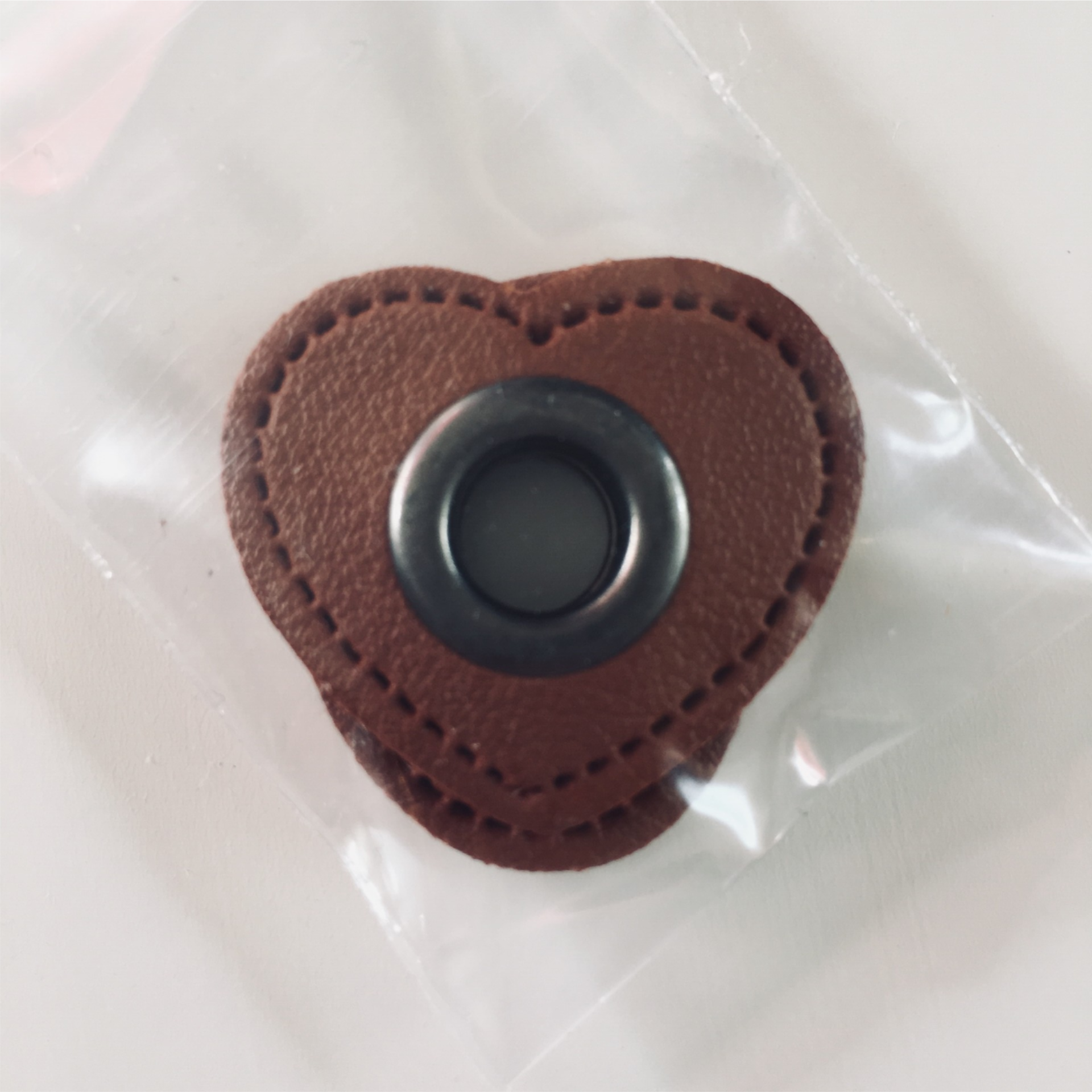 Label kunstleer Hartje met nestel brons 2 stuks