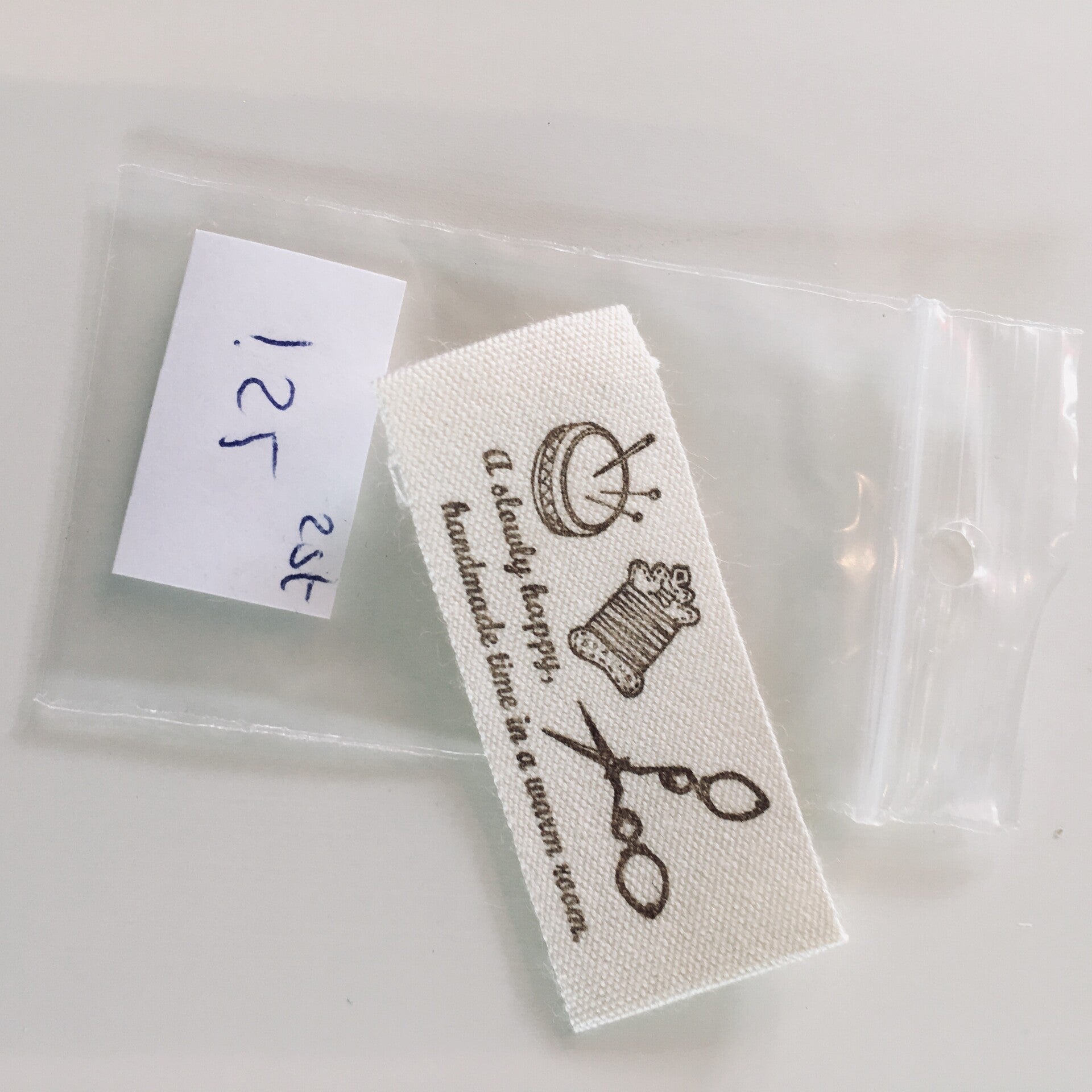 Label stof creme met naaigereedschap