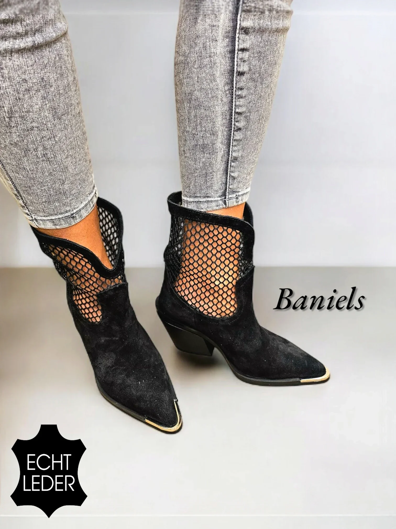 Baniels – Zwarte western enkellaars met cut-outs en suède