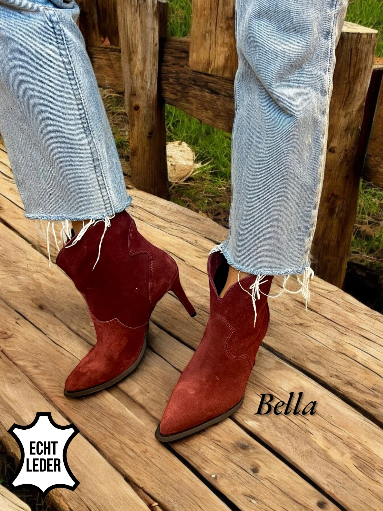 Bella – Bordeaux suède enkellaars met spitse neus en hoge hak