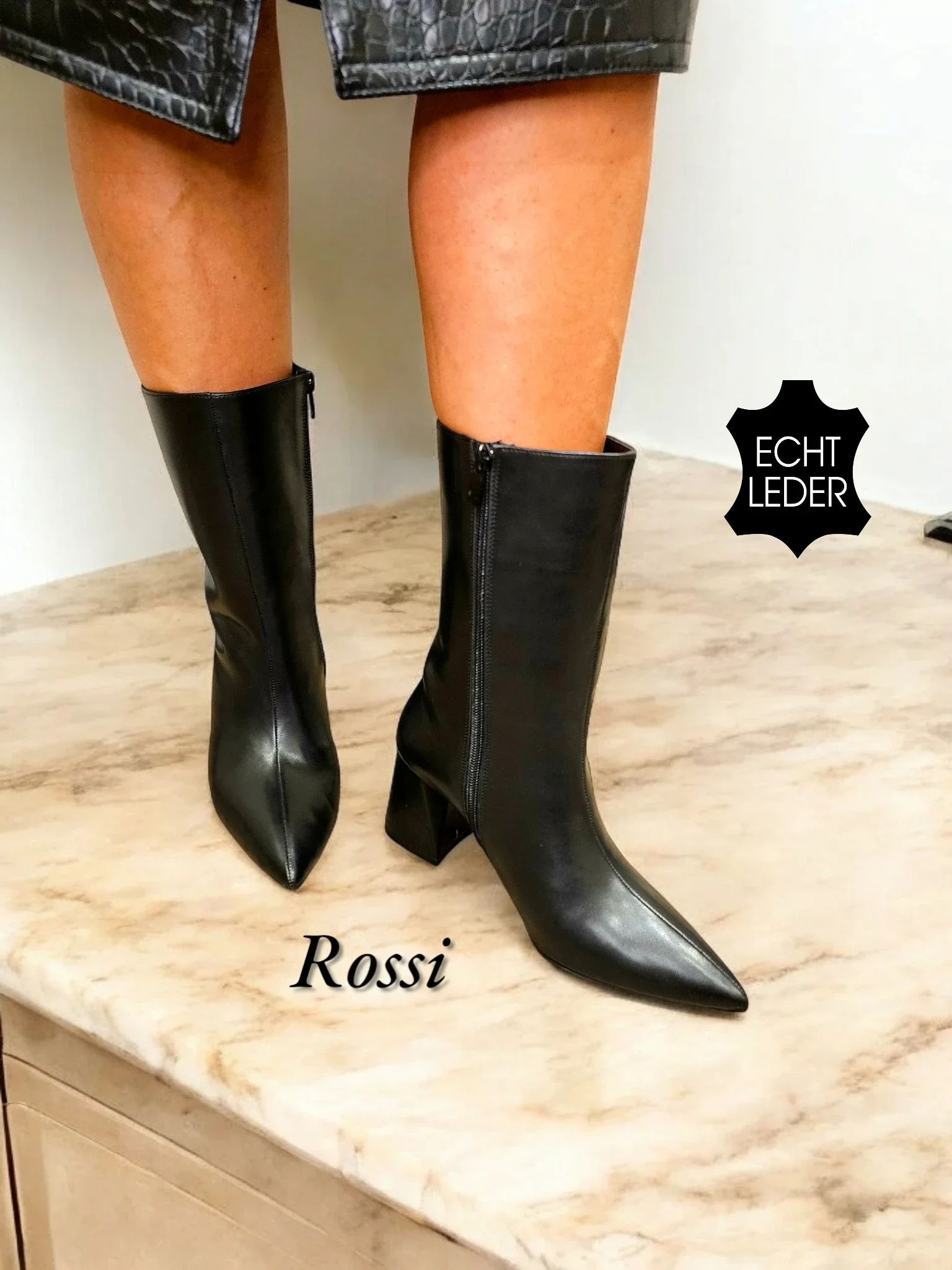 Rossi – Zwarte leren enkellaars met rechte schacht en spitse neus