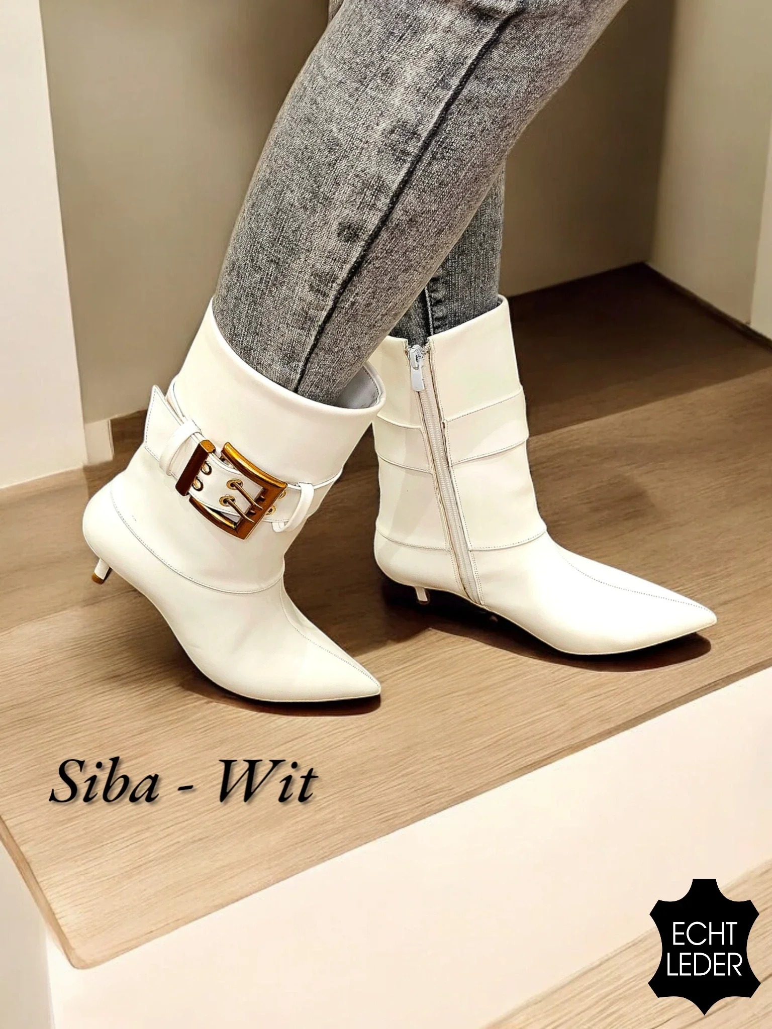 Siba – Witte leren enkellaars met gouden gesp en blokhak