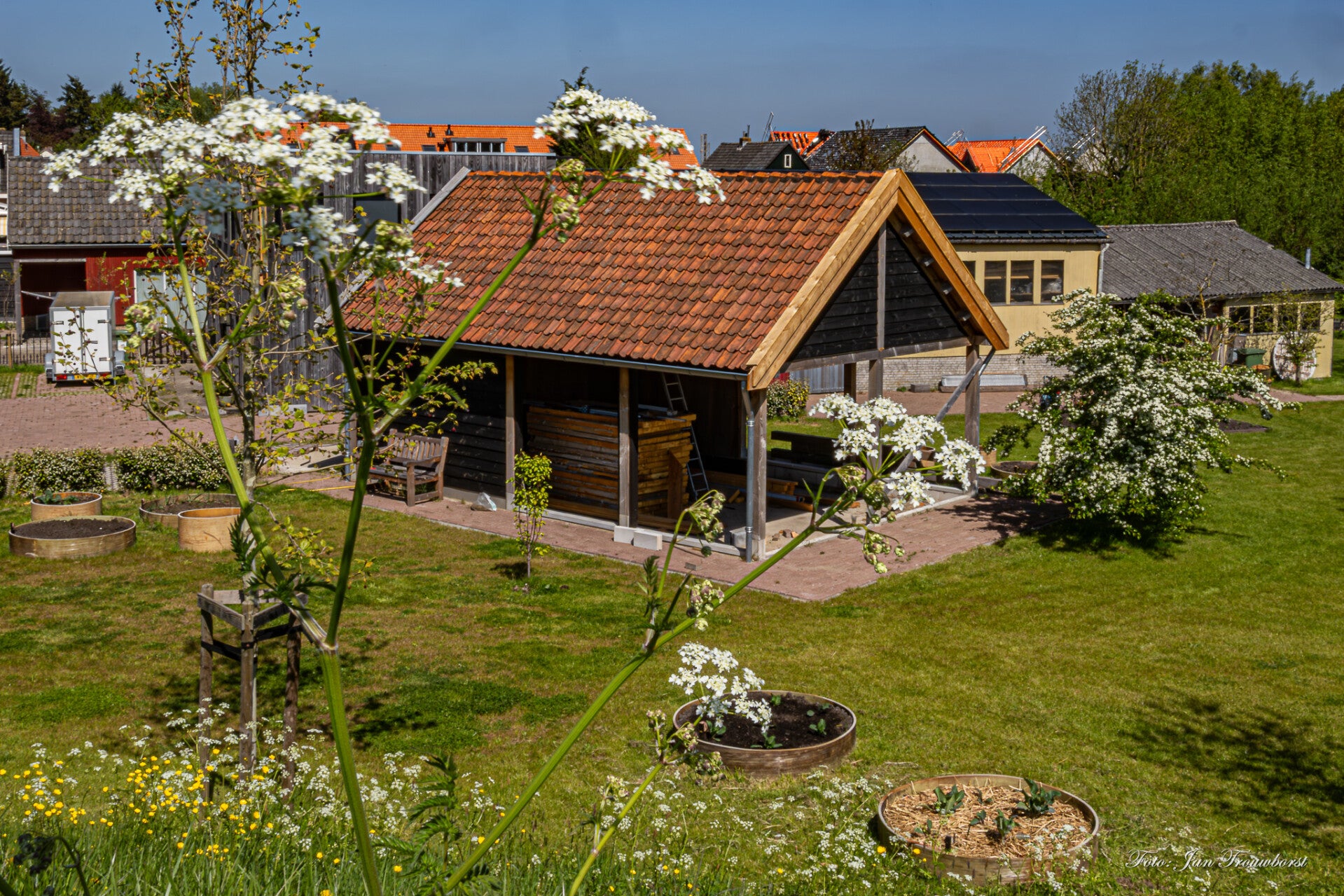 Vooraanzicht de Hof van Alpha en Omega