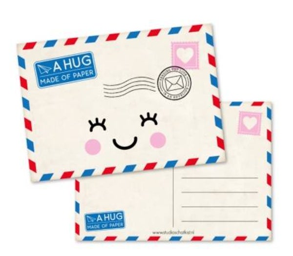 Kaart a hug made of paper, van Studio Schatkist