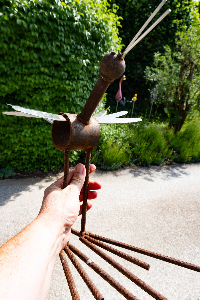Gartenvogel aus Rohr und Besteck