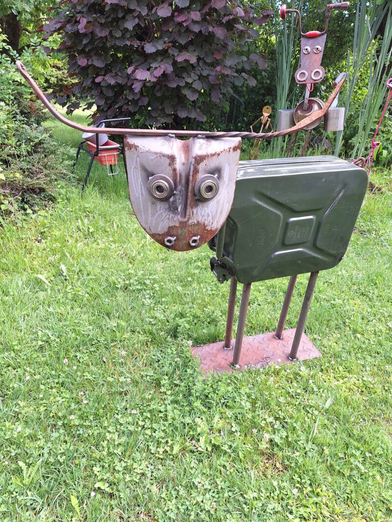 GartenKuh als altem Benzintank