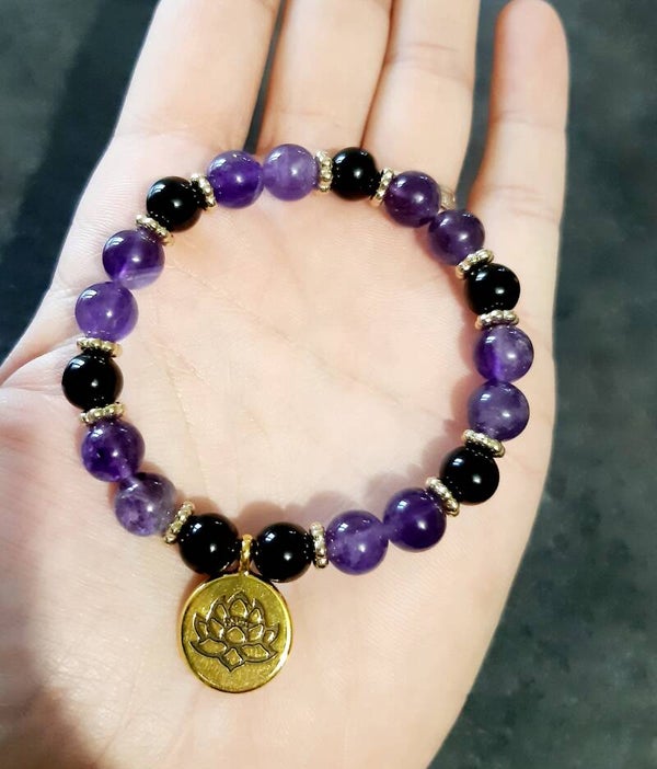 Bracelet améthyste, tourmaline, separateur doré, fleur de Lotus doré