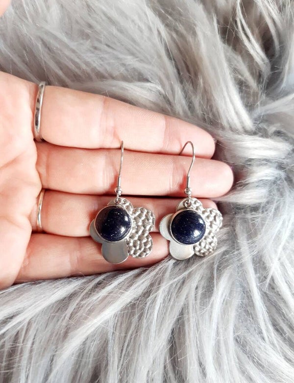 Boucle d'oreille cabochon acier inoxydable bleu sable fleur