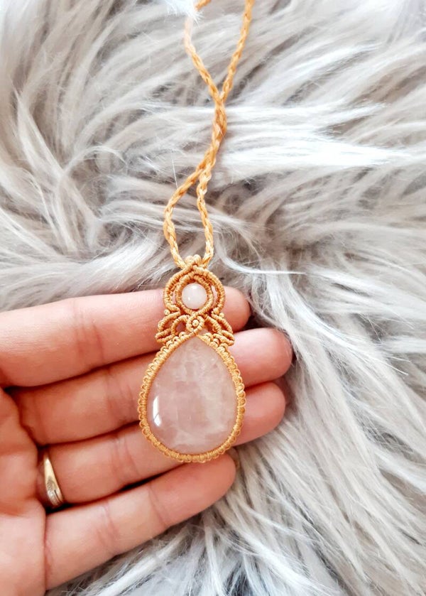 Collier macramé cordon coulissant quartz rose