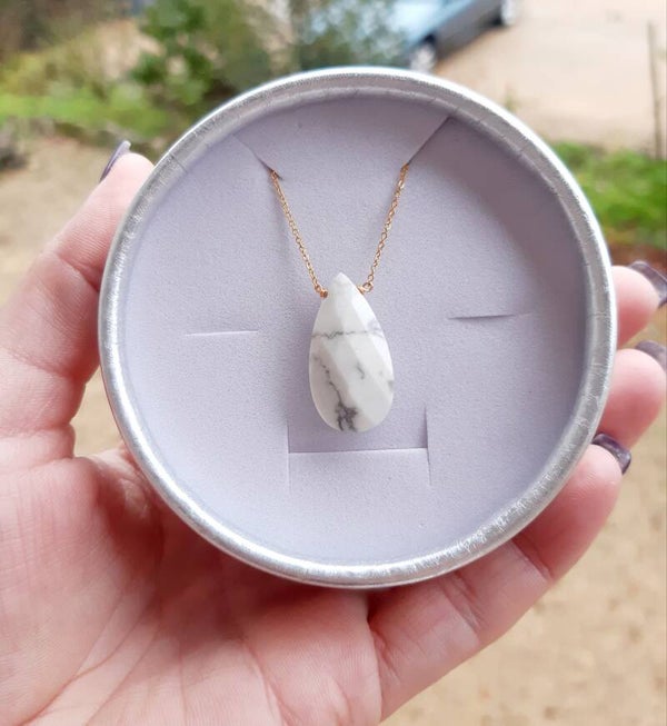 Collier plaqué or goutte howlite