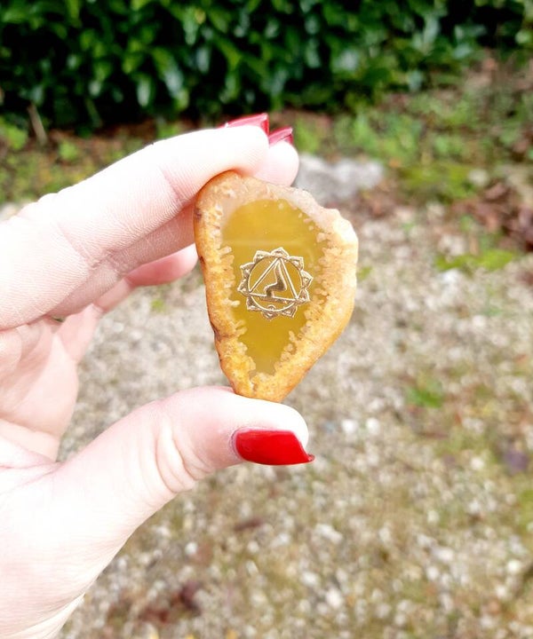 Pierre brute gravé agate jaune