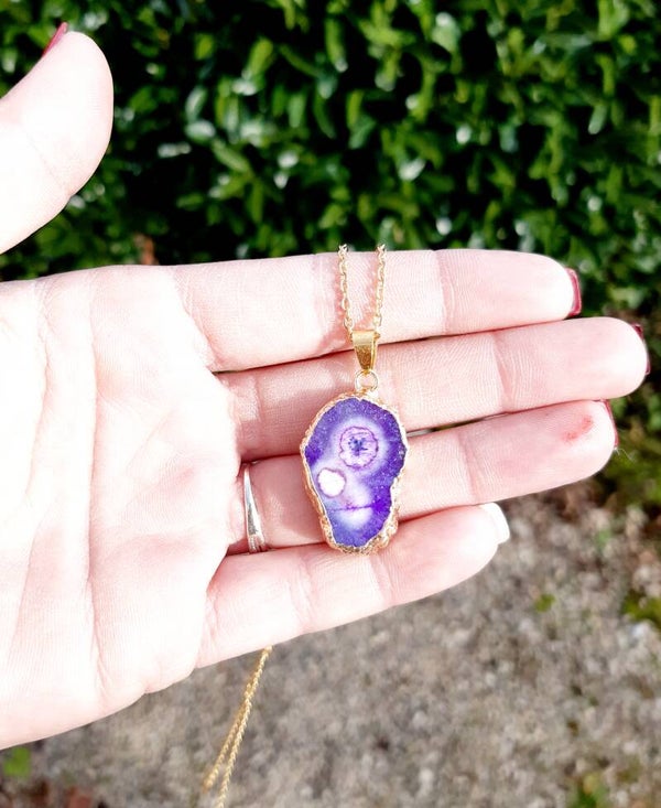 Collier plaqué or agate violette brute