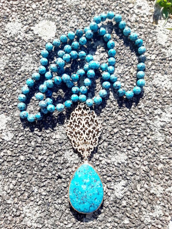 Collier mala apatite bleu breloque dorée