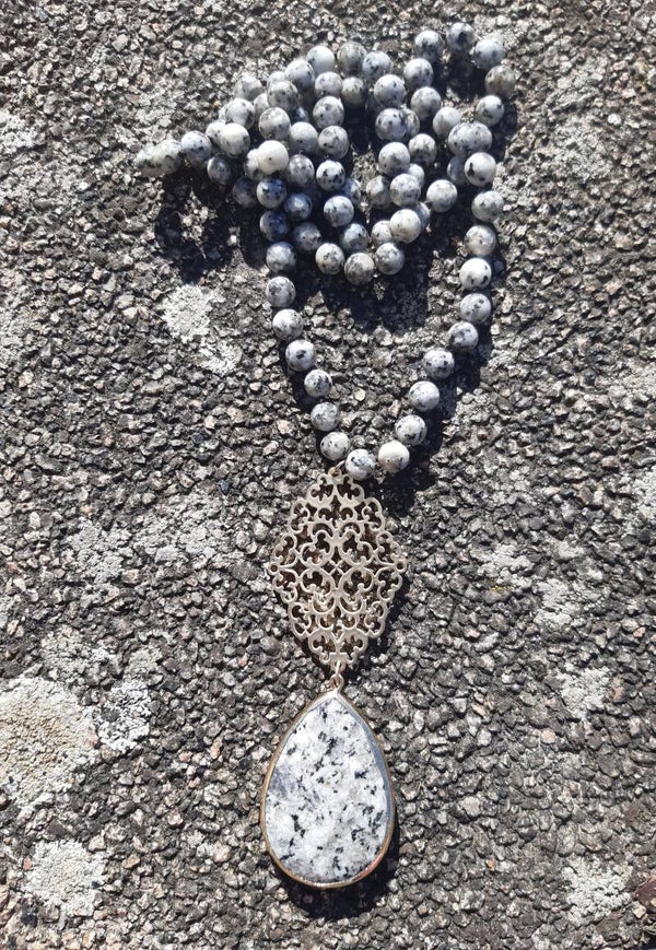 Collier mala jaspe Picasso breloque dorée