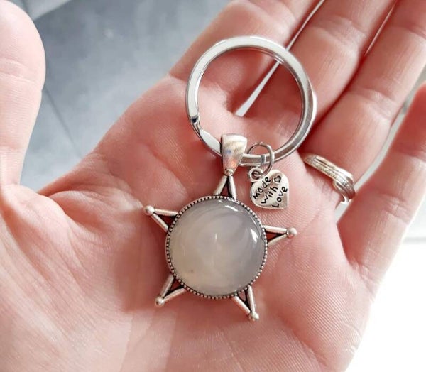 Porte-clé cabochon étoilé pierre de lune