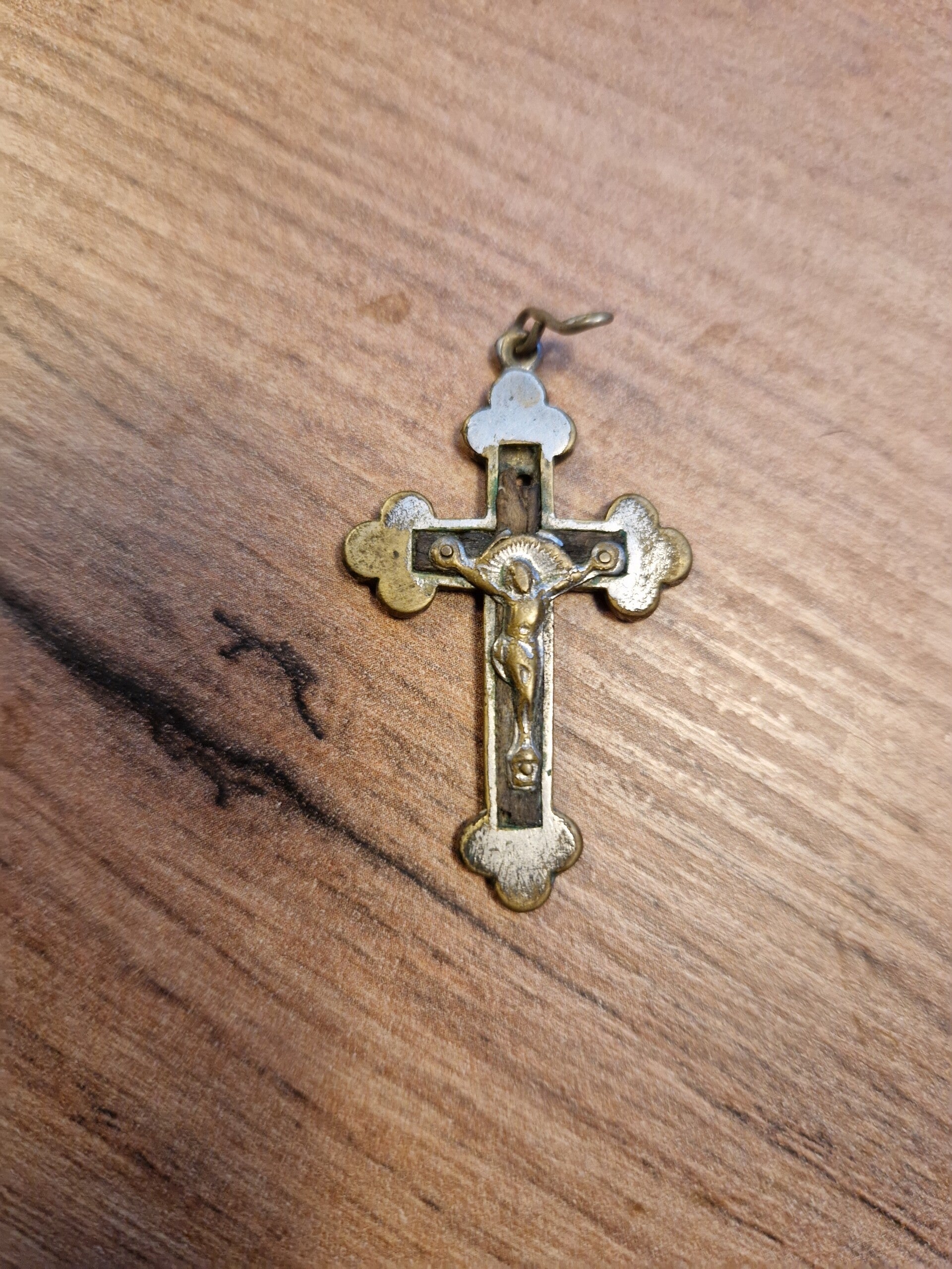 Mały metalowy krzyżyk używany