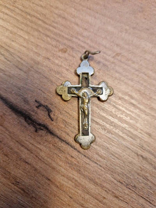 Mały metalowy krzyżyk używany