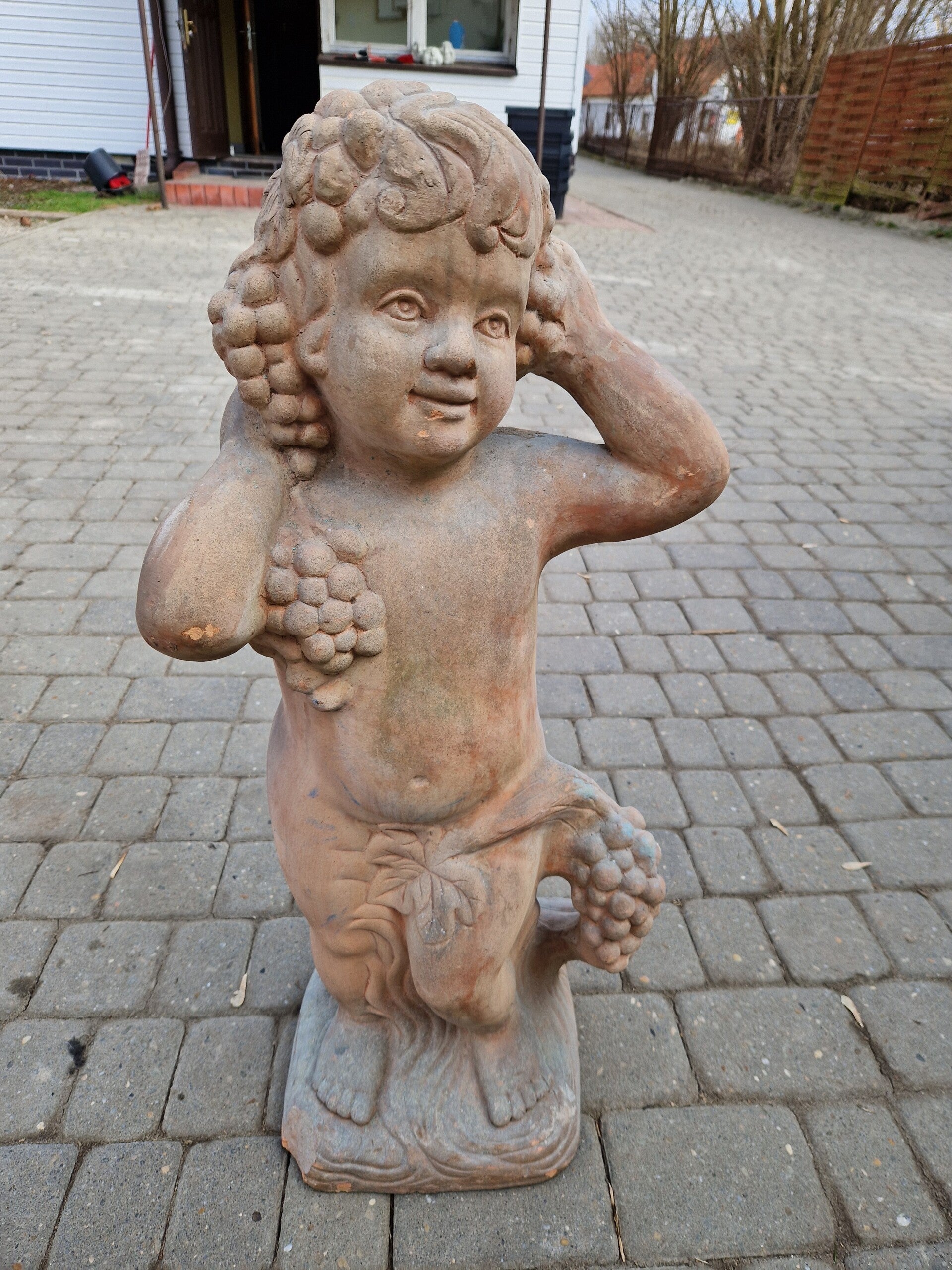 Ogrodowa figura putta/cherubina w stylu Bachusa