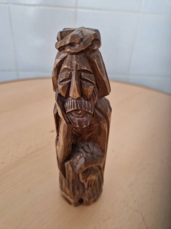 Drewniana figurka frasobliwego Jezusa