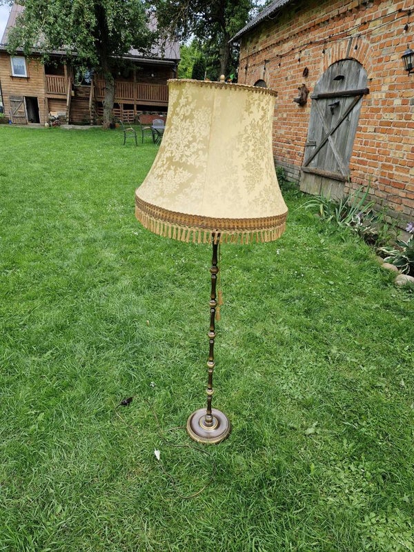 klasyczna lampa podłogowa