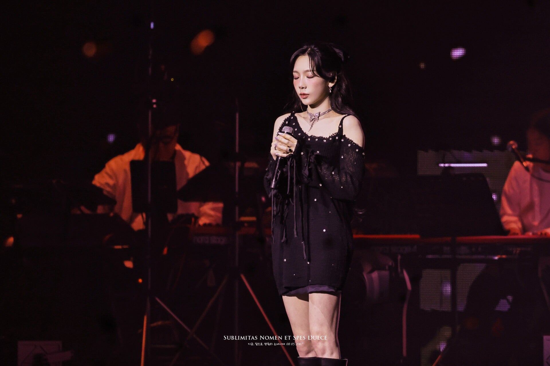 Taeyeon optreden tijdens het The Tense concert in Seoul in 2025