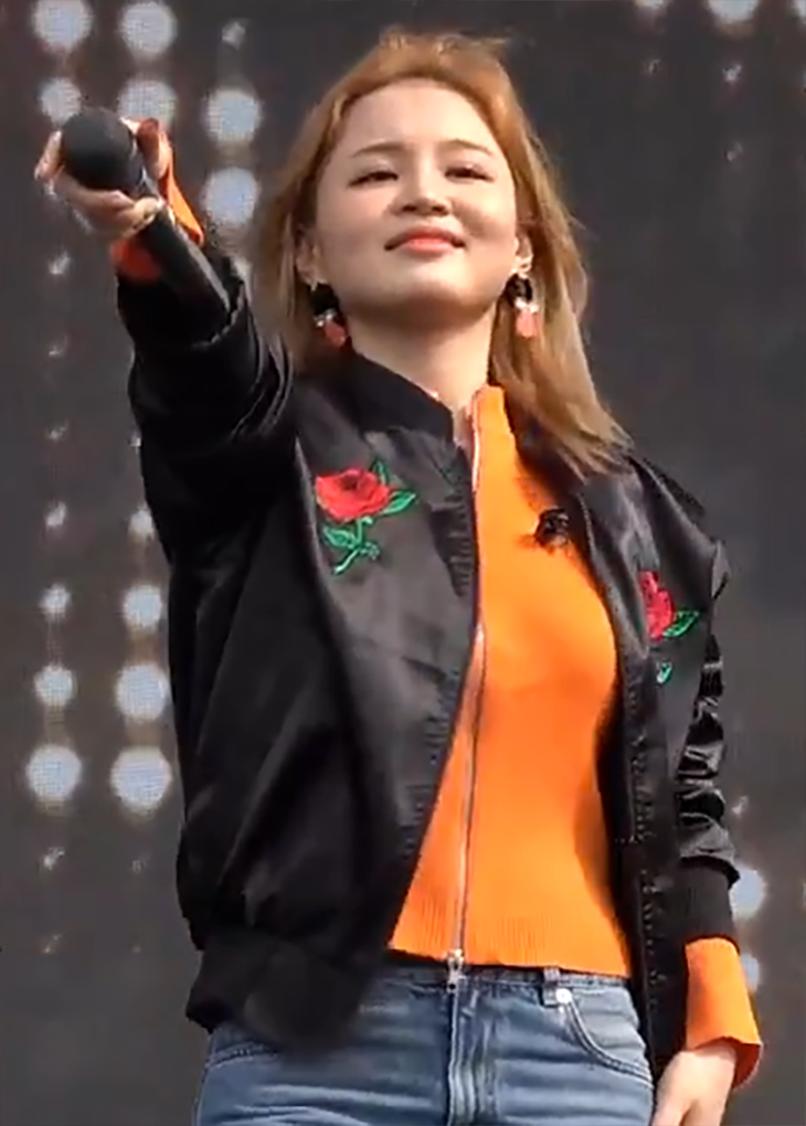 Lee Hi optreden tijdens het  Lifeplus Cherry Blossom Picnic Festival in 2017