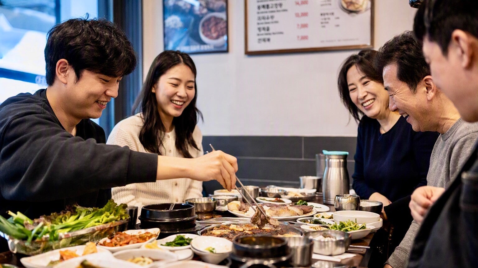 Koreaanse familie aan tafel in een restaurant