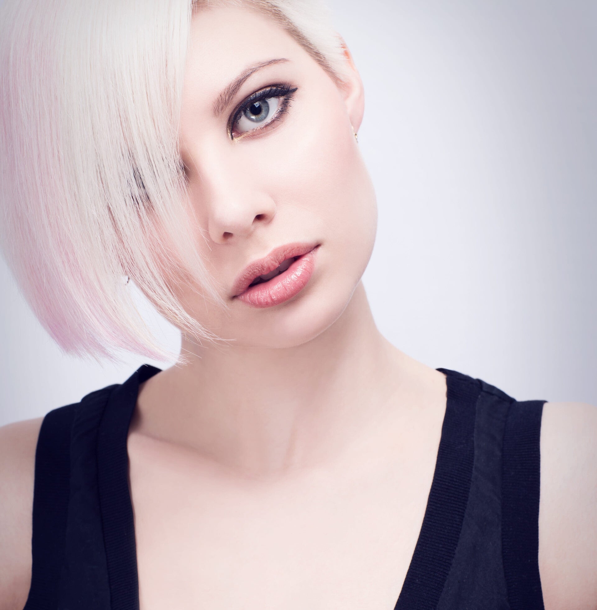Geblondeerd model met vleugje rose in het haar