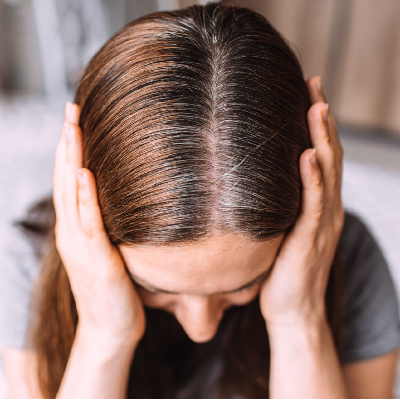 Vrouw_Met _Koperkleur_Haarverf_Grijze_Uitgroei