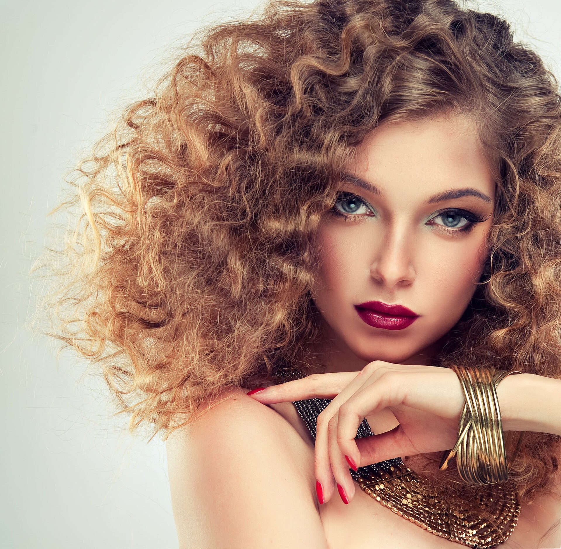 Model met licht pluizige krullen